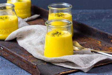 Mango Shrikhand im Glas mit Pistazien und Safranfäden