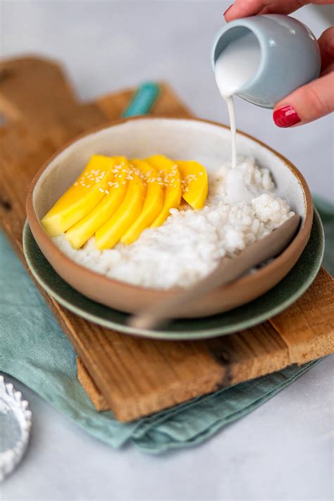Mango Sticky Rice mit Kokosmilch und Mangostücken