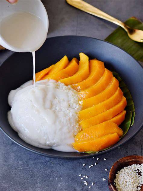 Mango Sticky Rice mit Kokosmilchsauce und frischen Mangoscheiben