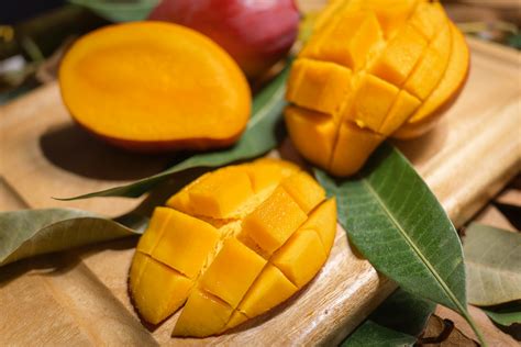 Mango aufgeschnitten mit Gewürzen und Gläsern Marmelade
