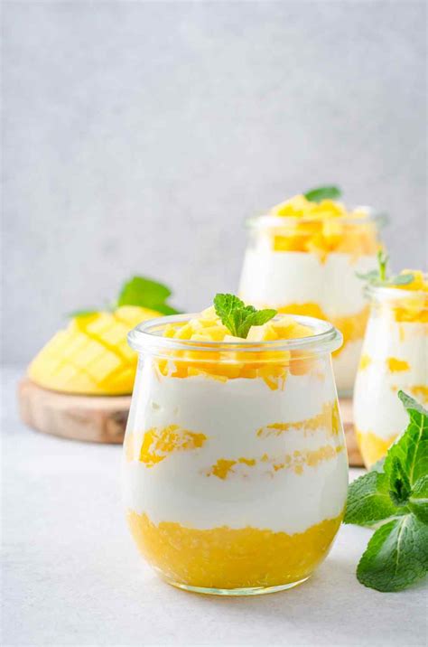 Mango püriert mit Limette und Joghurtcreme
