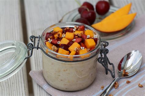 Mango und Kirschen in Schüssel