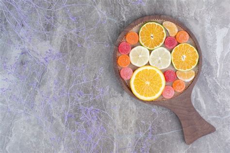 Mango und Mandarinen auf Schneidebrett