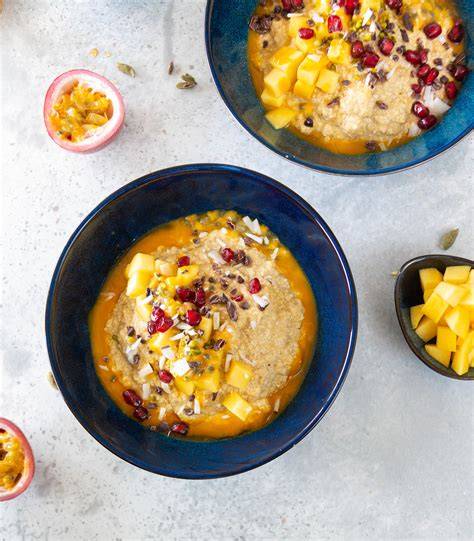 Mango und Passionsfrucht als Topping auf Tapioka‑Pudding