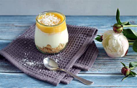 Mango-Dessert im Glas mit Mascarpone und Minze