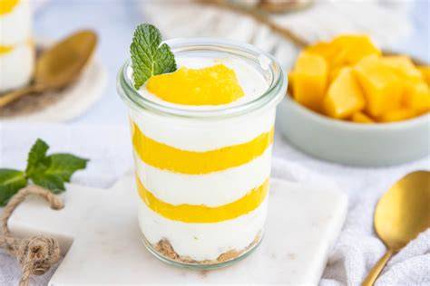 Mango-Dessert im Glas mit Minze und Limette