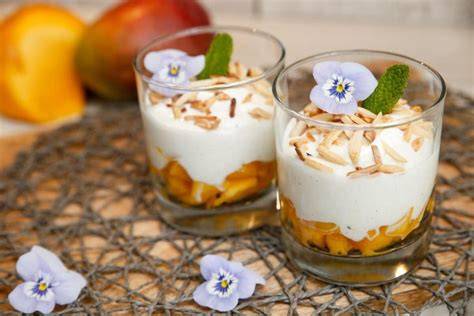 Mango-Dessert mit karamellisierten Mandeln