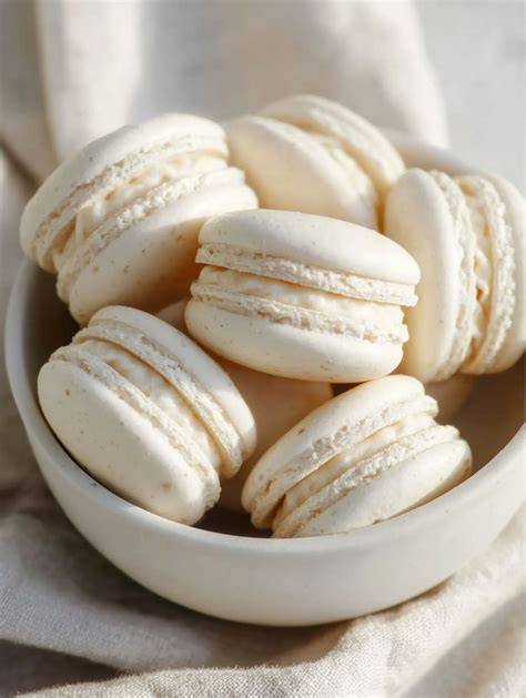 Mango-Gelkissen und weiße Schokoladen-Ganache in Macarons
