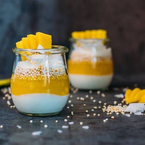 Mango-Joghurt mit gepopptem Quinoa und Kokoschips