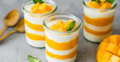 Mango-Joghurt-Dessert geschichtet im Glas