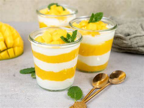 Mango-Joghurt-Schichtdesserts in Gläsern