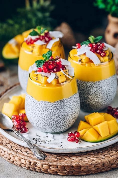 Mango-Kokos Chia Pudding angerichtet mit Mangotopping