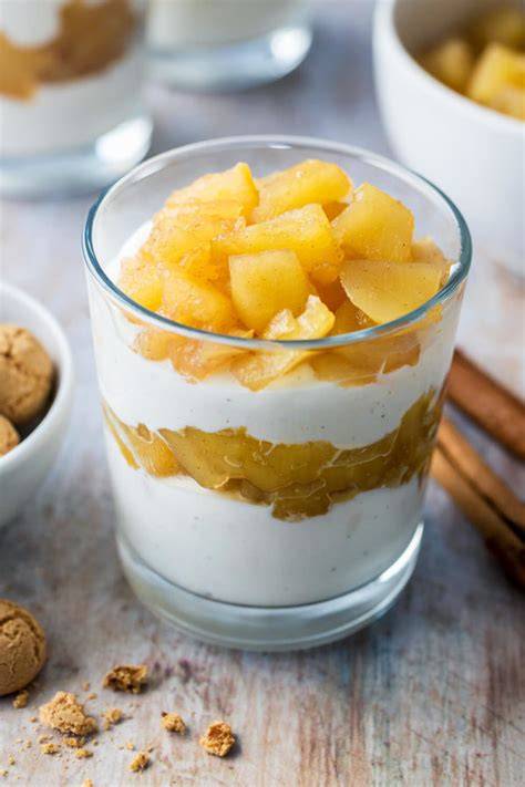 Mango-Kokos-Panna-Cotta im Glas, geschichtet