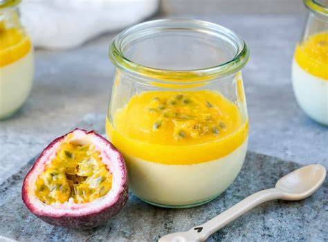 Mango-Kokos-Panna-Cotta im Glas mit Mangospalten garniert