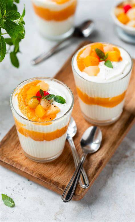 Mango-Kokos-Quarkdessert geschichtet im Glas