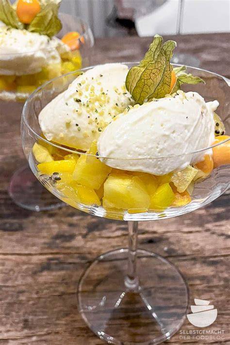 Mango-Limetten-Mousse mit Joghurt, serviert als Nocken
