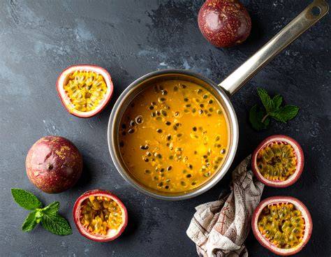 Mango-Maracuja-Sauce im Topf