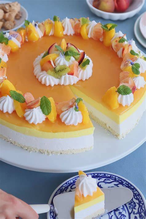 Mango-Rosen auf der Torte dekoriert