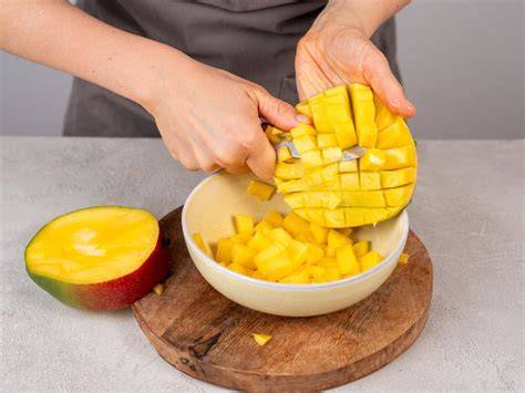 Mango-Scheiben und Mangopüree in einer Schale