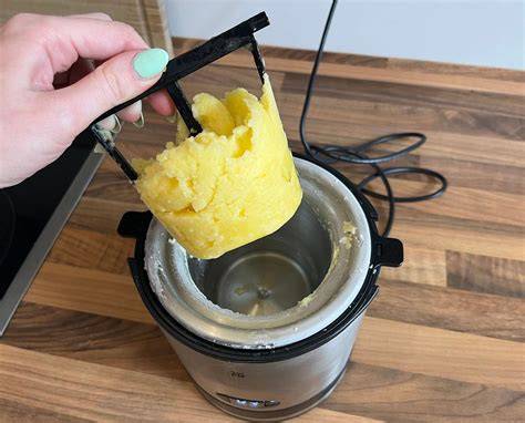 Mango-Sorbet aus WMF Kitchenminis Eismaschine