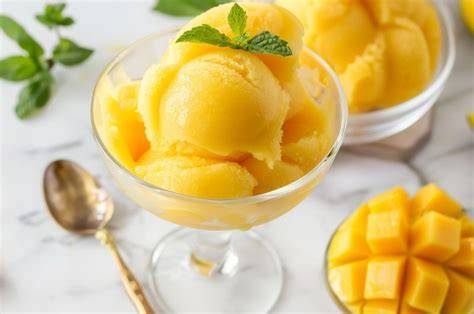 Mango-Sorbet im Gefrierbehälter
