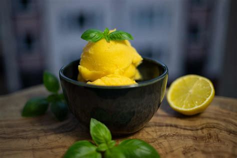 Mango-Sorbet im großen Eistopf