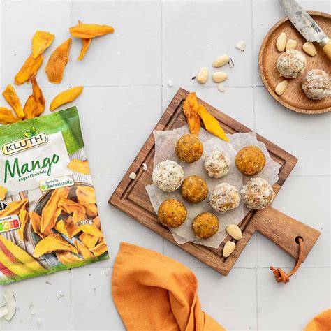 Mango-Trüffel in Mandeln und Kokos gerollt