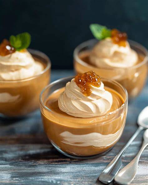 Mango-Würfel auf Dulce de Leche Mousse