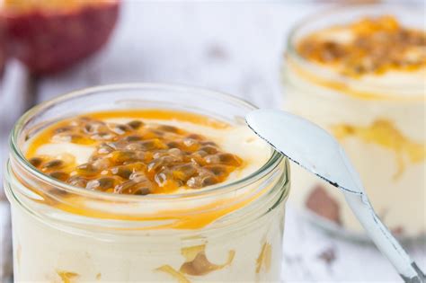 Mangocreme mit Passionsfrucht im Glas