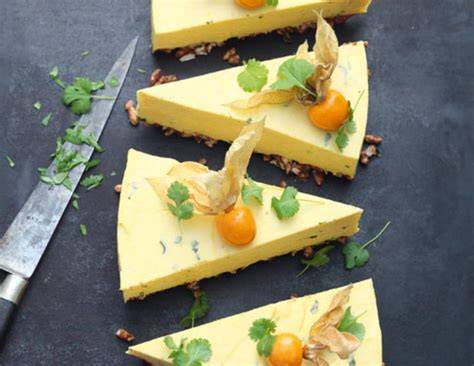Mangomousse Torte mit frischen Mangowürfeln garniert