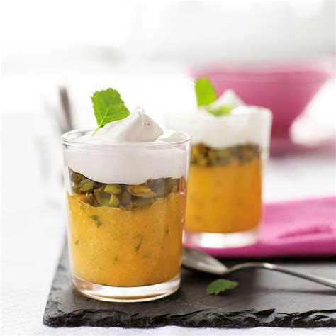 Mangopüree und Passionsfruchtmark mixen