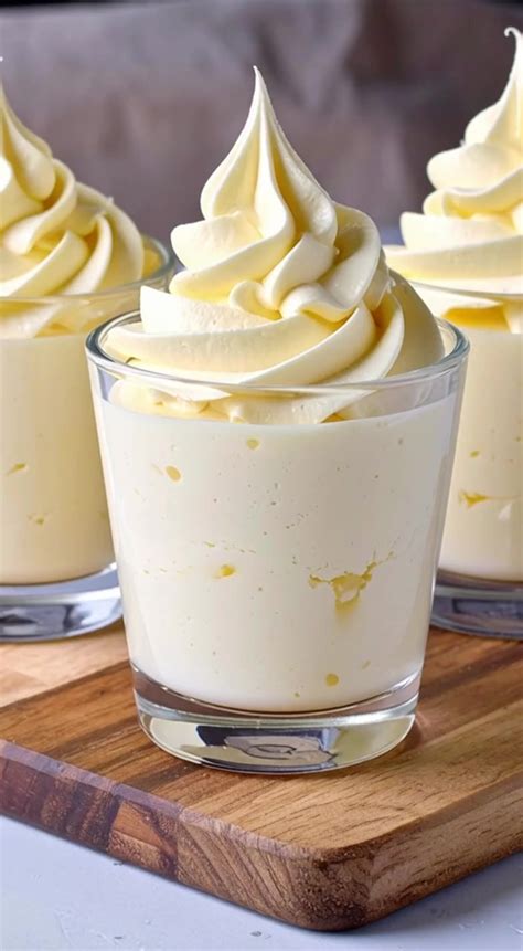 Mangopüree und geschlagene Sahne - die Basis für die Mousse