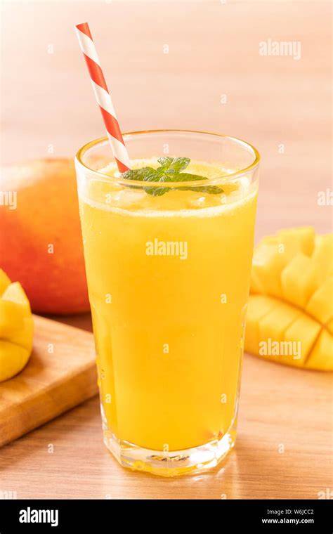Mangos, Kokosraspeln und Frischkäse: tropische Zutaten auf hellem Hintergrund