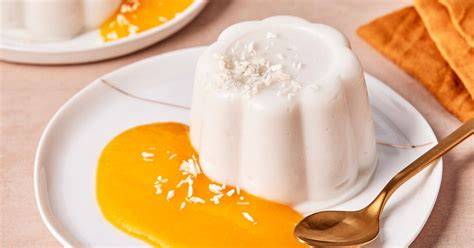 Mangosoße über Kokospudding
