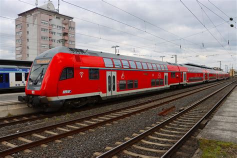 Mangowürfel und Kokosraspel als Garnitur