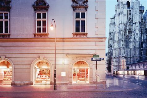 Manner Stephansplatz Flagship-Store mit Stephansdom im Hintergrund