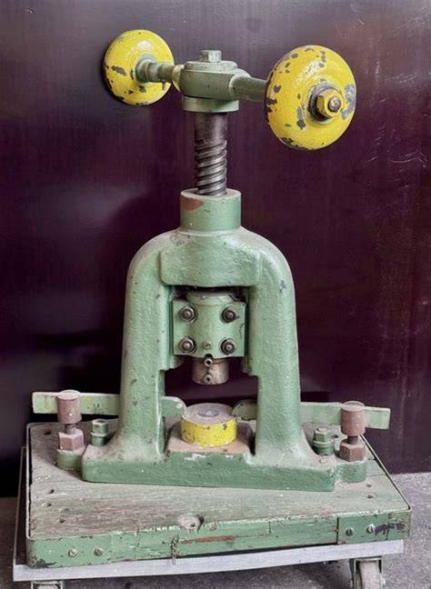 Manuelle Spindelpresse und Filtern durch Mulltuch