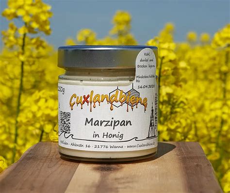 Manuka-Blüten und Glas mit Honig