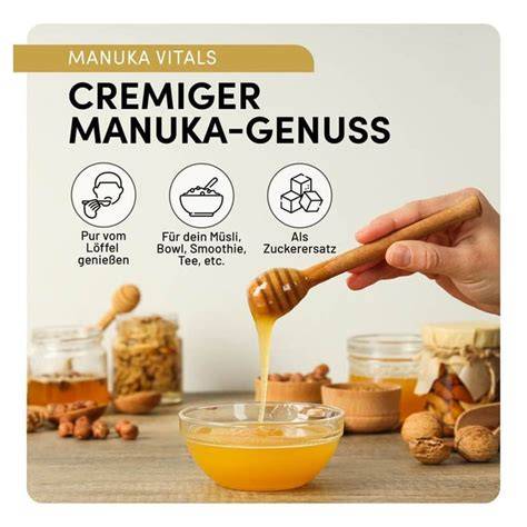 Manuka-Honig Creme aufgestrichen neben Hautpflegeprodukten