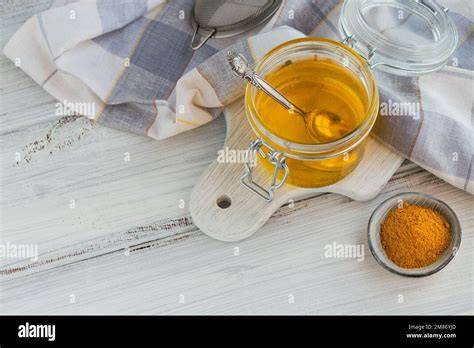 Manuka-Honig Glas und Löffel auf Holztisch