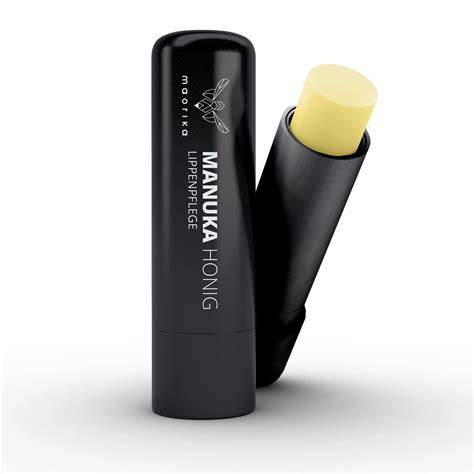 Manuka-Honig auf Löffel neben Lippenpflege