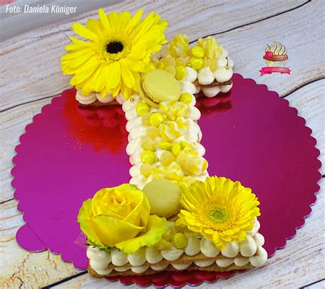 Maracuja Lettercake mit Fruchtfüllung und Cremetupfern