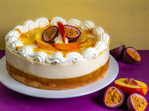 Maracuja Torte mit Aranca auf einer Tortenplatte mit frischer Dekoration