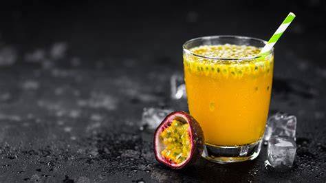 Maracuja-Früchte und Maracujasaft