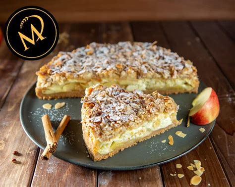 Marcel Paa Apfelkuchen angerichtet auf einer rustikalen Holztafel