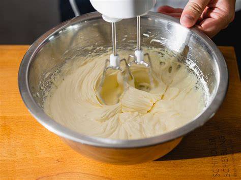 Margarine und Zucker im Handrührgerät - Schritt-für-Schritt-Schema
