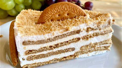Maria-Kekse auf einem Teller als Basis für Bolo de Bolacha