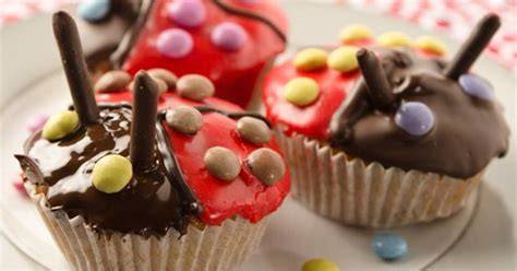 Marienkäfer Muffins auf einer bunten Tortenplatte