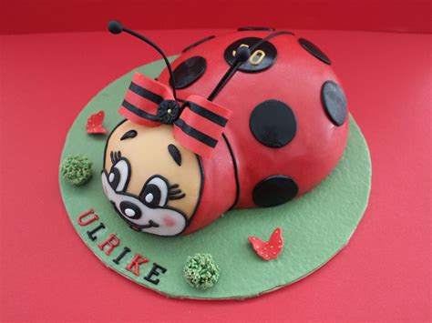 Marienkäfer Torte mit Fondant auf Cakeboard, Schnittbild und Deko
