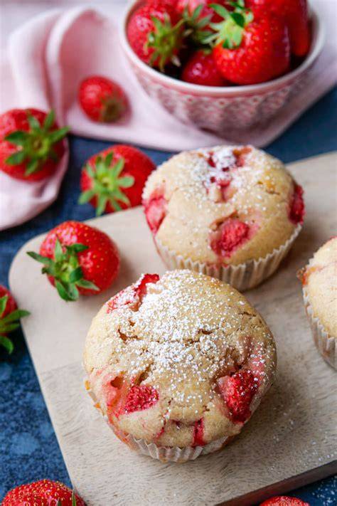 Marienkäfer-Dekoration mit Erdbeeren auf Muffins
